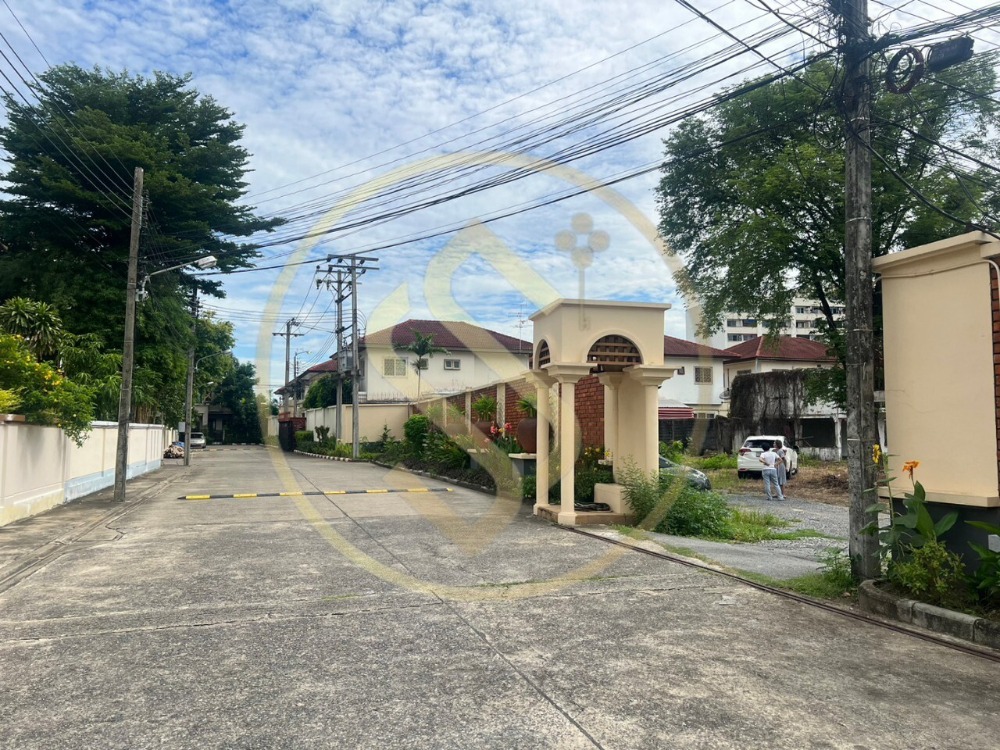 For SaleLandOnnut, Udomsuk : Urgent sale, vacant land 1 rai 2 ngan 20 square wah (620 square wah), On Nut 23 location on Sukhumvit 77 Road, just 90 meters into the alley, good location, safe, suitable for building a house