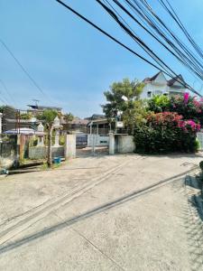 For SaleLandThaphra, Talat Phlu, Wutthakat : Land plus a single-storey house in the heart of Thonburi near Ratchada-Thapra intersection and Bang Wa electric train