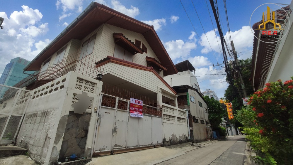 For SaleHouseRatchadapisek, Huaikwang, Suttisan : Single house on Rama 9-Ratchada road. Soi Yu Charoen (alley next to the Chinese Embassy) near Fortune Town