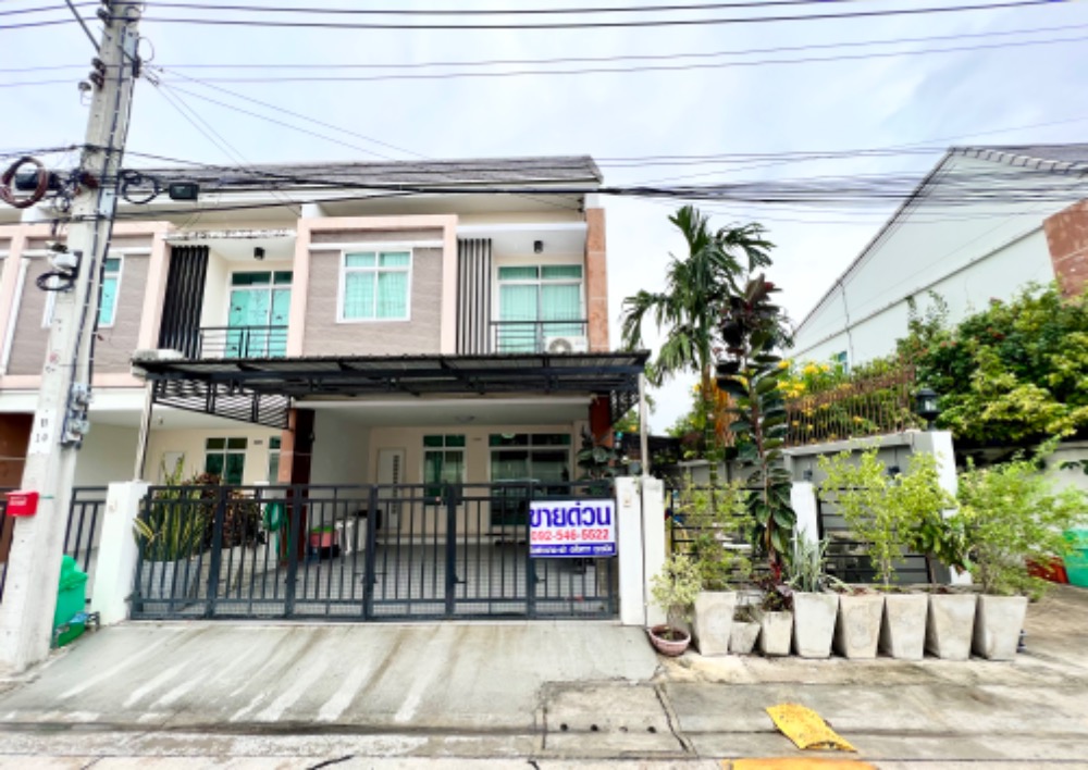 For SaleTownhouseThaphra, Talat Phlu, Wutthakat : Urgent sale, 2-story townhome, area 36.1 sq m 🏡 (already decorated, corner house + area next to the house) behind the house, garden view.