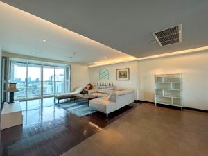 For RentCondoWitthayu, Chidlom, Langsuan, Ploenchit : Hot Deal! Spacious 1 Bed Condo for Rent!