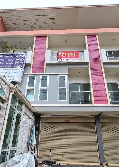 For SaleShophouseChiang Rai : Commercial building for sale, 3 floors, 24.5 sq wa, near Chiang Rai Rajabhat University. Next to Phahonyothin Road, Ban Du Subdistrict, Mueang District, Chiang Rai
