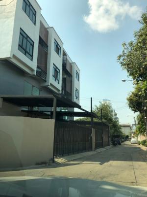 ขายทาวน์เฮ้าส์/ทาวน์โฮมลาดพร้าว เซ็นทรัลลาดพร้าว : ขายทาวน์โฮม 3 ชั้น ห้องมุม ใกล้แยกรัชดา ลาดพร้าว  BTS ลาดพร้าว