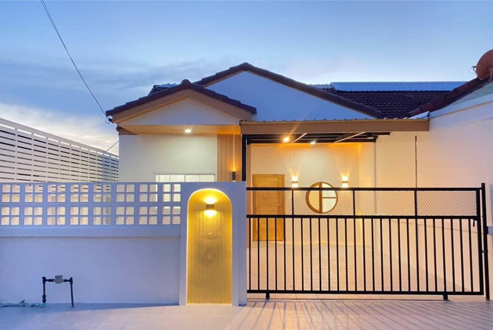 For SaleTownhouseSriracha Laem Chabang Ban Bueng : Townhome for sale Samphan Villa Baan Suan
