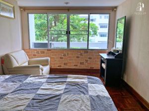 For SaleCondoVipawadee, Don Mueang, Lak Si : Condo for sale, Baan Prachaniwet 3, 3 floors, balcony facing south There will be a cool wind blowing in and out all year round. The view of the garden has large trees that can breathe fresh air in the lungs.