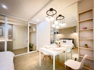 For SaleCondoRatchadapisek, Huaikwang, Suttisan : Condo for sale near MRT Sutthisan in the heart of Ratchada Happy Condo Ratchada 18, newly decorated room, ready to move in, 1 bedroom, 1 bathroom