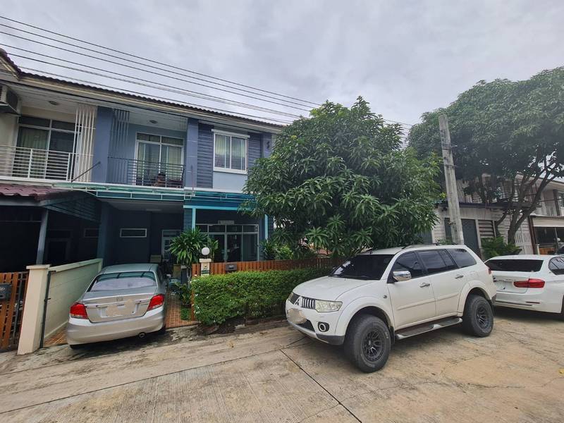 For SaleTownhouseNawamin, Ramindra : ghd000083 Townhouse for sale Single house style, Baan Ruenrudee 6, Ramintra-Safari, behind the edge, located on the main road, in good condition, fully furnished.