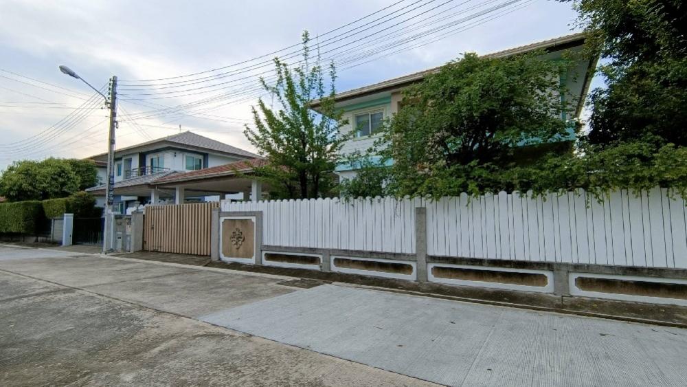 For SaleHousePathum Thani,Rangsit, Thammasat : House for sale in angelic condition, Casa Ville Village, Ramintra-Hathairat Close to the motorway, convenient to travel