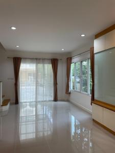 For SaleTownhouseThaphra, Talat Phlu, Wutthakat : Townhome for sale, very nice condition, facing north, behind the waterfront, Kanlapaphruek location, early in The Metro Sathorn project
