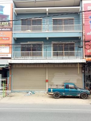 For SaleShophousePathum Thani,Rangsit, Thammasat : 3-storey commercial building for sale next to the road in Khlong 4 Lat Sawai area, good location, cheap price