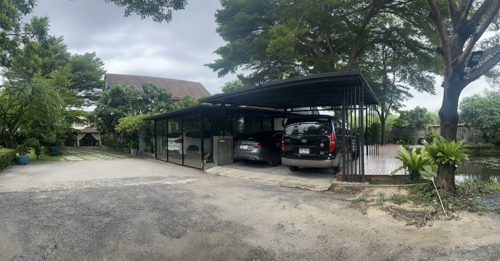 For SaleHouseLadkrabang, Suwannaphum Airport : Good location!! House with land for sale in Prachatorn Alley, Lat Krabang. Lots of green space and pleasant atmosphere. It is located near Pravet Burirom Canal, with a size of 3 rai 2 ngan and 16 square wah (5,664 square