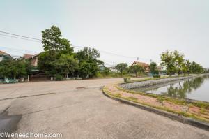 For SaleHouseSamut Prakan,Samrong : House for sale, Krisada Nakorn 30 Lake and Park, 104 square meters, on the main road in front of the lake.