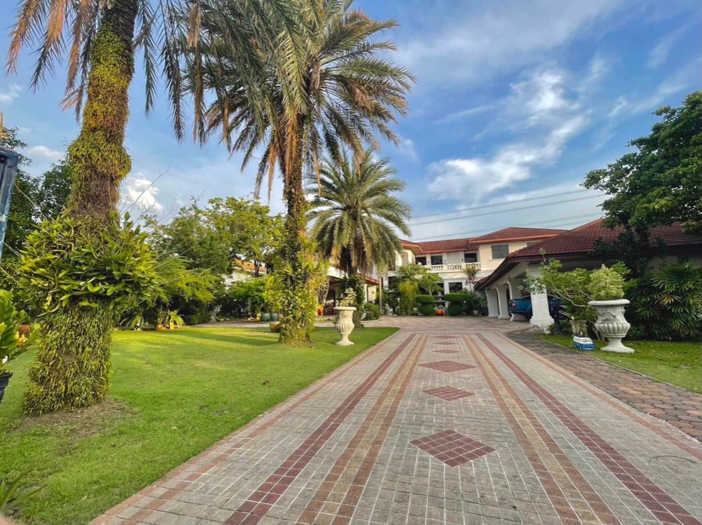 For SaleHousePathum Thani,Rangsit, Thammasat : 2-storey detached house for sale, over 2 rai of land, I can say that its very worthwhile: Chuan Chuen Golf Avenue Project (located in the Flora Ville Golf Course, Bang Khu Wat) Tel. 088-860-2666