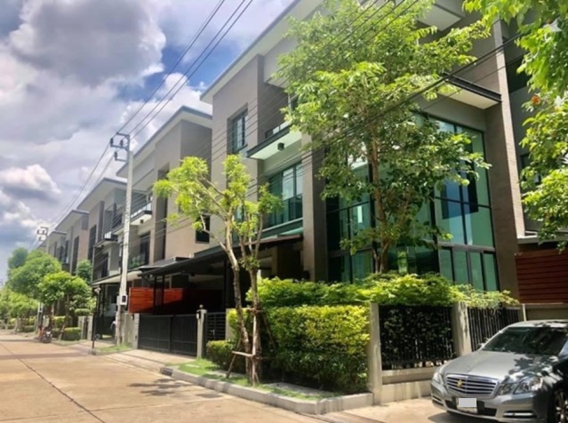 For SaleOfficeRatchadapisek, Huaikwang, Suttisan : For Sale, 3-story detached house for sale, new condition, modern style from AP, Soul Ratchadaphisek 68 / Soul Ratchada 68 project on Ratchadaphisek Road. Near Wong Sawang BTS station, very beautiful house, built-in furniture / selling at a special price.