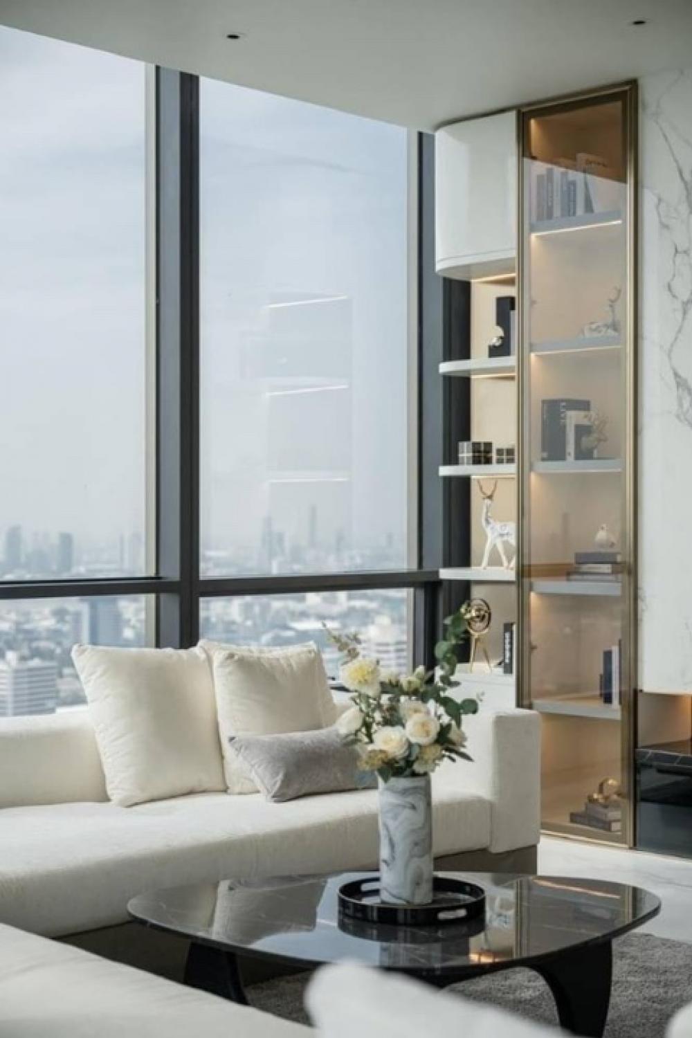 For SaleCondoSukhumvit, Asoke, Thonglor : Sell ​​The Esse36 Fully furnished Penthouse suites 135MBDuplex, size 252 sq m, 2 bedrooms, 2 bathrooms, 1 guest bathroom 1 office room 1 kitchen 1 living room 1 dining room 2 deeded parking spaces + additional parking slots, foreign quota can be purchased