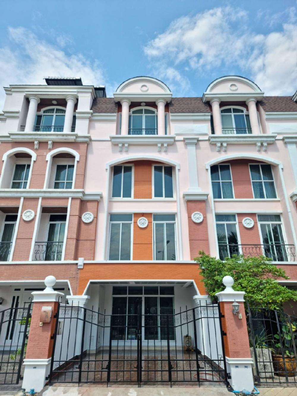 For SaleHome OfficeRama3 (Riverside),Satupadit : Baan Arunpat for sale, Rama 3, 4-story home office, next to Yannawa Road, good location, lots of parking.