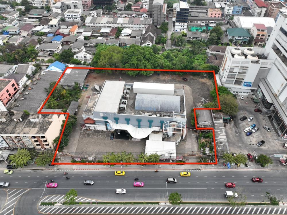 For SaleLandPinklao, Charansanitwong : Land for sale 5 rai with buildings Next to Sirindhorn Road, next to Tang Hua Seng Thonburi ￼ Width 80 meters - suitable for doing business Department stores, hotels, car showrooms, condominiums