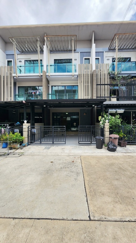 For SaleTownhouseRama 2, Bang Khun Thian : Urgent sale, 3-storey townhome, Town Avenue Forte Rama 2, behind Central Rama 2, near the Green Market, near the hospital expressway.