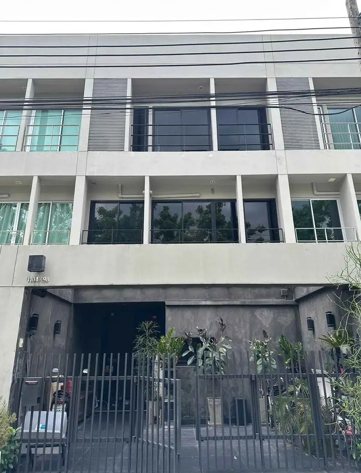 For SaleTownhousePattanakan, Srinakarin : WW815 3-storey townhome for sale, Noble Cube Pattanakarn Village (NOBLE CUBE PATTANAKARN), between Soi Phatthanakan 24-26, Suan Luang District.
