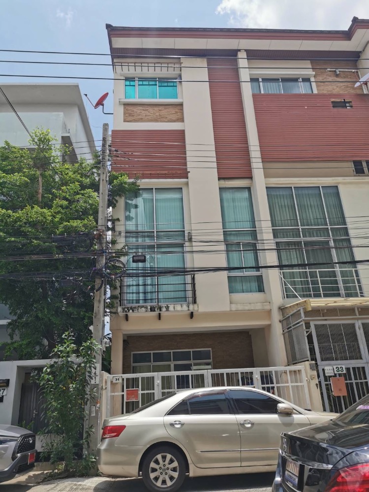 For SaleTownhouseKasetsart, Ratchayothin : House for sale, townhome, home office, 3.5 floors, 17 sq m, Soi Lat Phrao Wang Hin 78, Bangkok, good location, next to the road, convenient travel.