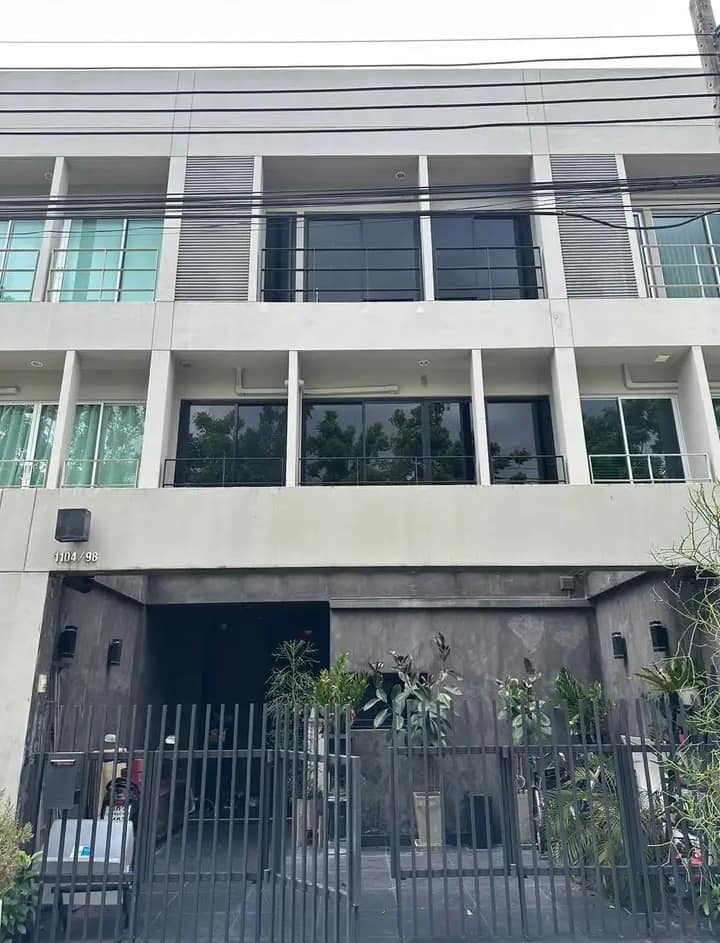 For SaleTownhousePattanakan, Srinakarin : JJ405 3-storey townhome for sale, Noble Cube Village, between Soi Phatthanakan 24-26.