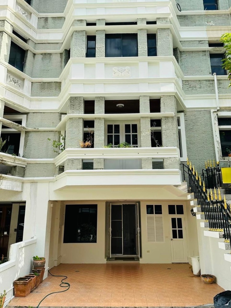 For RentTownhouseSukhumvit, Asoke, Thonglor : Townhouse, Chicha Castle Village, Sukhumvit Soi 31, near Srinakharinwirot University The rental price is 85,000 baht per month for commercial housing, the price is 95,000 baht per month.