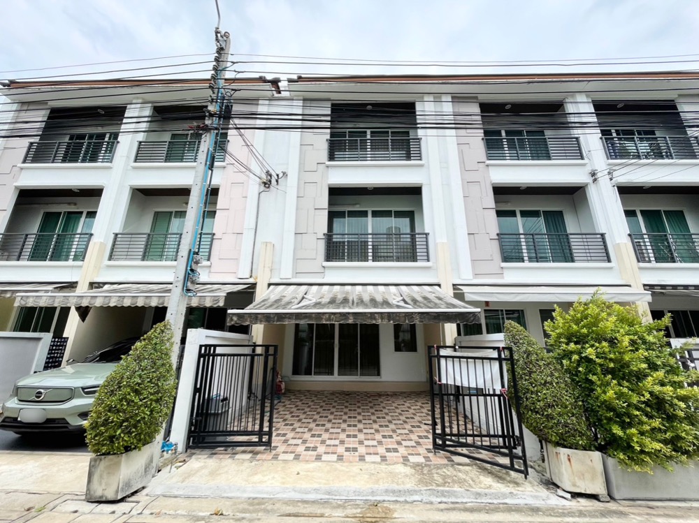 For SaleTownhousePattanakan, Srinakarin : 3-storey townhome for sale, Baan Klang Muang, S-Sense Srinakarin, private zone in front of the house, not attached to anyone, near Paradise Park and Seacon Square Srinakarin.