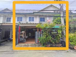 For SaleTownhousePathum Thani,Rangsit, Thammasat : Selling cheap, golden location, 2-storey townhome, good location near Don Mueang Airport Near the Red Line in the future, near Future Park Rangsit, Baan Pruksa 20 Lam Luk Ka Klong 2 project