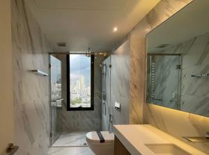 ให้เช่าคอนโดสุขุมวิท อโศก ทองหล่อ : ให้เช่าคอนโด MUNIQ Sukhumvit 23 ห้องใหญ่ 2 ห้องนอน 2 ห้องน้ำ ใกล้ BTS, MRT 200 เมตร