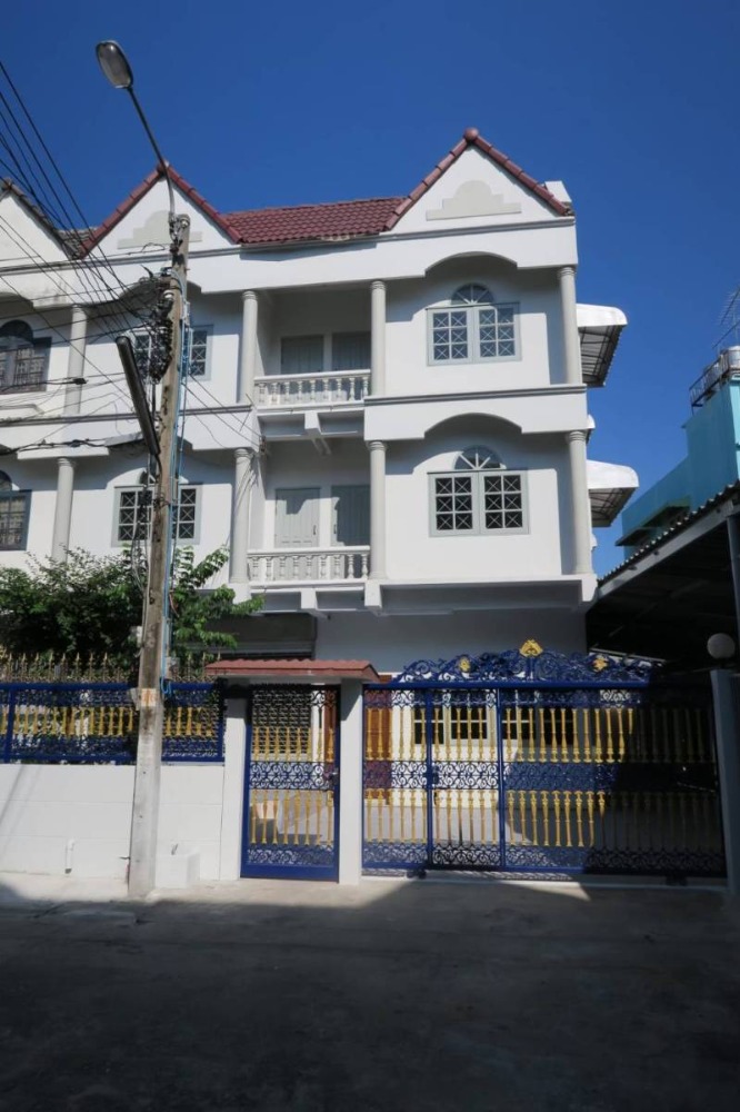 For RentTownhousePinklao, Charansanitwong : Home office for rent, 3 floors, 2 units, 9 bedrooms, 5 bathrooms, only 100 meters from MRT Charan 13 station!!!!