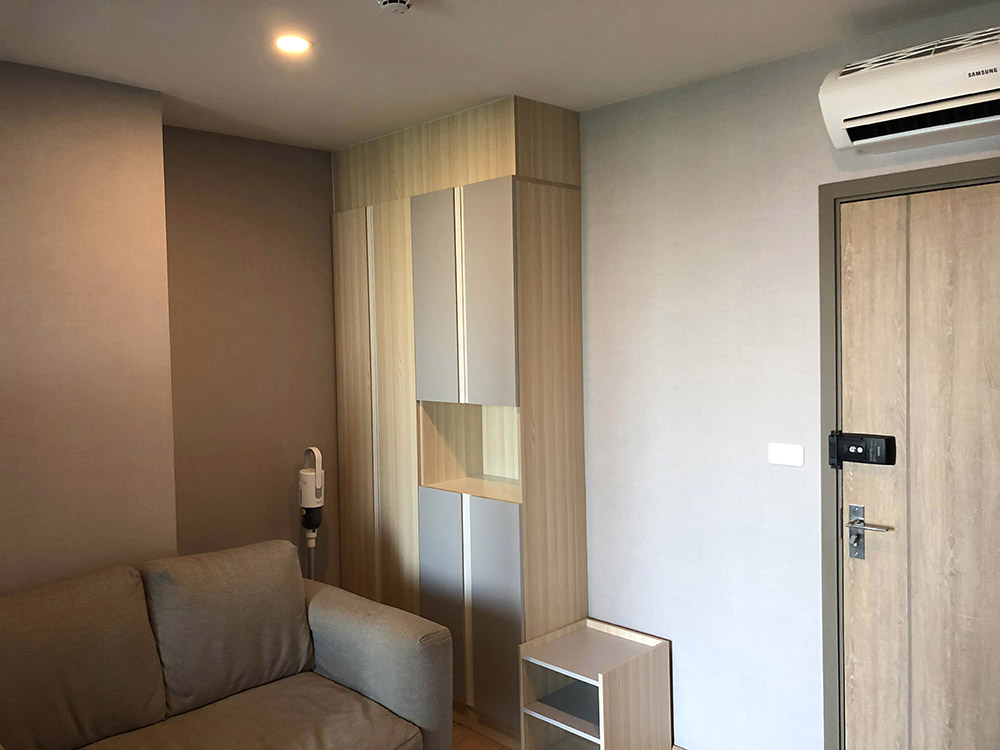 For SaleCondoBangna, Bearing, Lasalle : Ideo O2 Bangna - One Bedroom, closed kitchen, Building B, 27th floor, pool view, 33.41 sq m., open view, not blocked. If interested in making an appointment to view the room, contact 093-962-5994 (Kim).