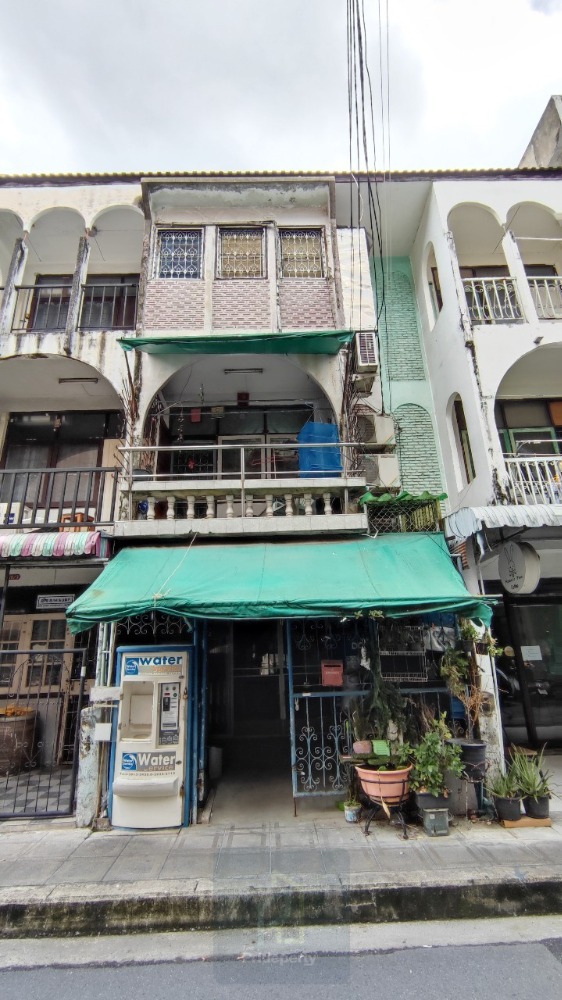 For SaleShophouseRatchadapisek, Huaikwang, Suttisan : 3-Storey commercial building for sale, 16 sqw, Pracharat Bamphen 12, trading location, only 500 m. from MRT Huai Khwang