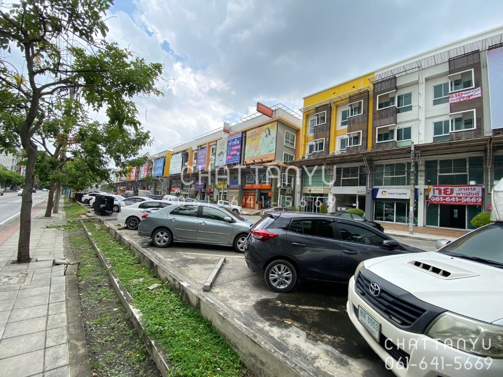 For SaleShophouseMin Buri, Romklao : 🏬Commercial building for sale Soi Mistine (Ramkhamhaeng) is at the beginning of the alley **Business location with lots of parking :: 200m away from MRT Rat Phatthana