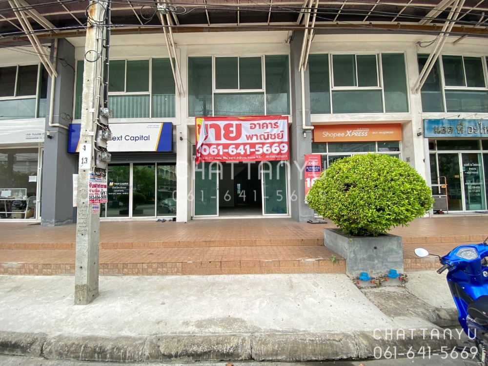 For SaleShophouseMin Buri, Romklao : commercial building for sale Vera Village, Soi Miss Teen, at the beginning of the alley ** Commercial location, there are a lot of parking spaces :: 200m away from MRT Rat Phatthana. Can do business, trade, make a home office and live.