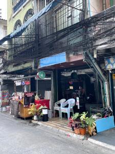 For SaleShophouseRatchathewi,Phayathai : !!! Sell ​​by owner Not accepting brokers!!! Selling a 4-storey building at Pratunam, Phetchaburi Soi 17, just 50 meters from the main road. Very good location.
