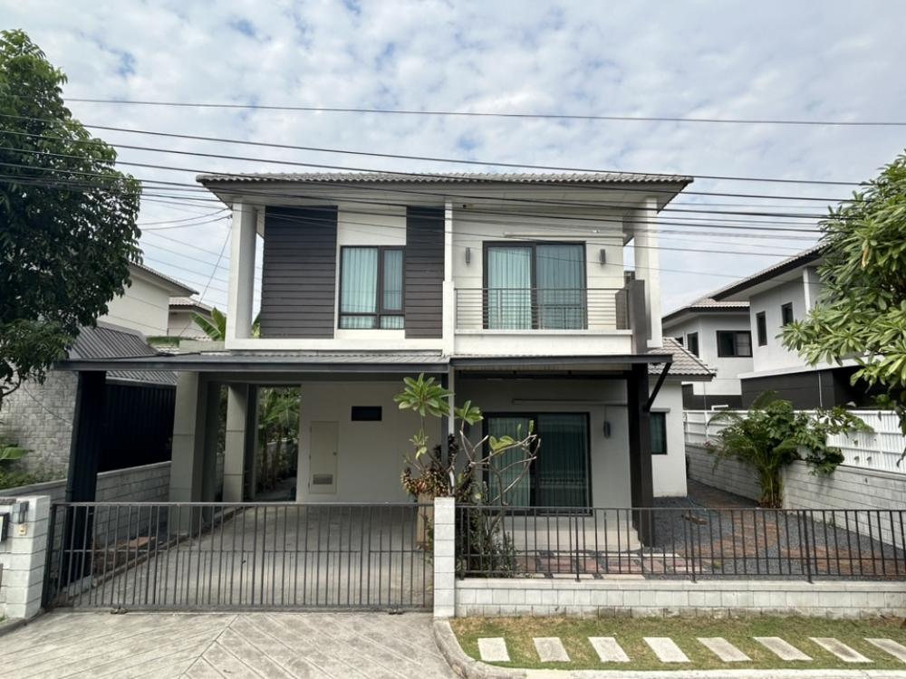 For SaleHouseBangna, Bearing, Lasalle : Single house CENTRO Bangna Km.7 Soi Ratchawinit Bang Kaeo. Adding a front and back roof, complete set of furniture, garden around the house.