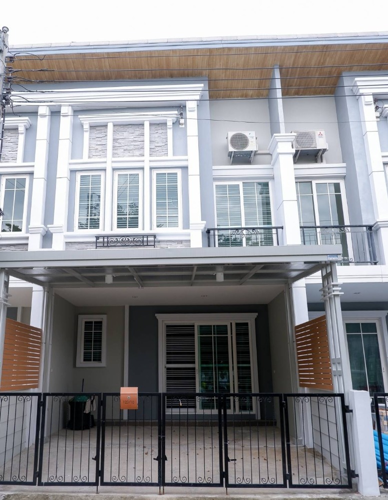 For SaleTownhouseThaphra, Talat Phlu, Wutthakat : ** Selling a new project, townhome, Golden Town Sathorn, front zone, next to the club house Near Wutthakat Station**