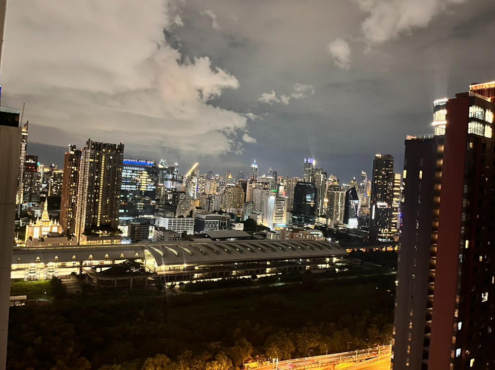 For SaleCondoRama9, Petchburi, RCA : 🔥 The owner sells urgently. Below market price !! RHYTHM Asoke 🔥 Size 41.5 sq m, 2 bedrooms, 1 bathroom, 36th floor, corner room, open pool view. Very beautiful at night, east facing, best position, complete electricity, interested contact 064-5861784
