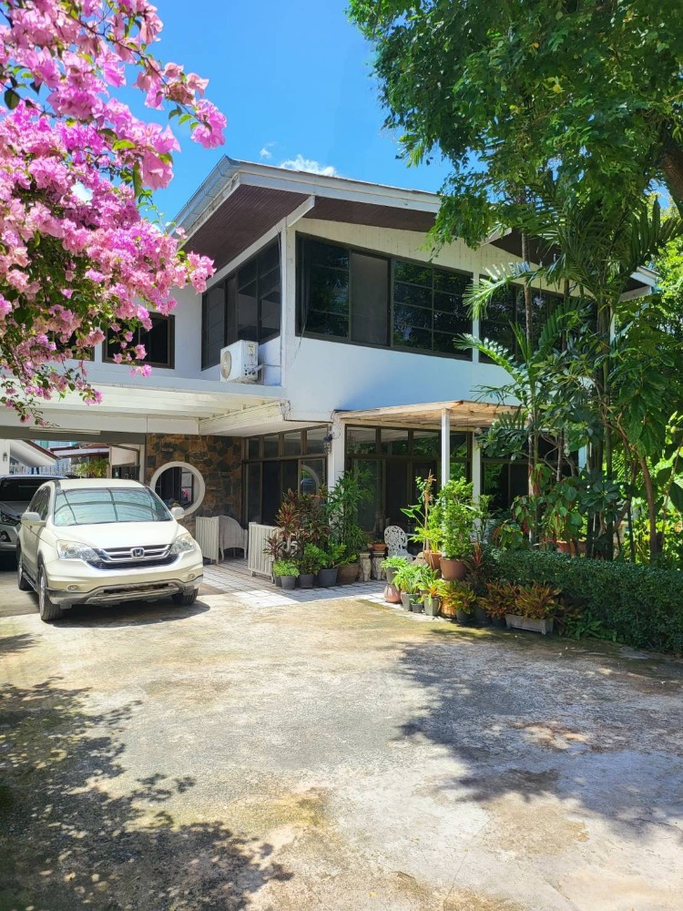 For SaleHouseChokchai 4, Ladprao 71, Ladprao 48, : Single house for sale, Lat Phrao 60, only 500 m. BTS Chokchai 4, near Chalong Rat Expressway, Ratchada - Lat Phrao intersection, size 104 sq.wa 3 bedrooms, 3 bathrooms, price 19.8 million, interested 097 - 465 5644
