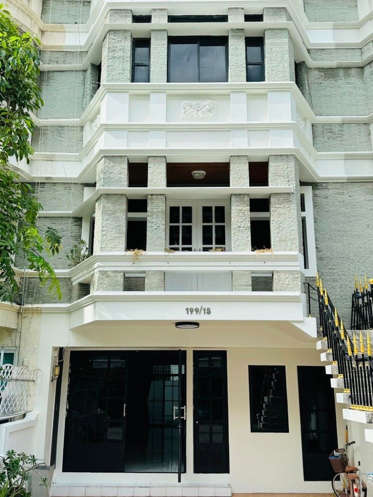 For RentTownhouseSukhumvit, Asoke, Thonglor : Chicha Castle Village, Sukhumvit 31, near Asoke-Phrom Phong, pool villa, large house with swimming pool. Suitable for families Easy to play in the pool