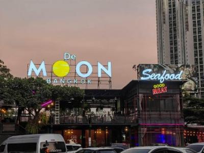 For LeaseholdShophouseRatchadapisek, Huaikwang, Suttisan : Commercial building for sale, can continue business, de moon bangkok, Ratchada Soi 4, 800 sq m., 200 sq m, lots of parking.