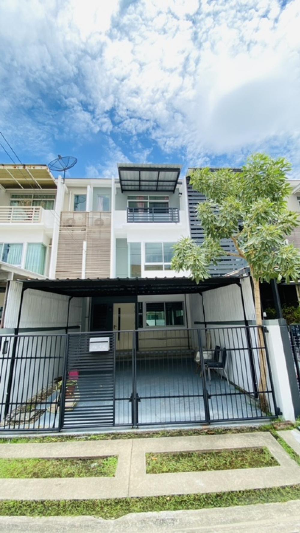 For SaleTownhousePattanakan, Srinakarin : 3-storey townhome for sale, new house project, Krungthep Kreetha Soi 7, newly renovated, ready to move in, good location