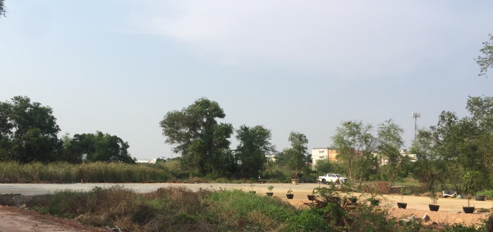 For SaleLandLadkrabang, Suwannaphum Airport : Land for sale 200 square wah on Chalong Krung Road. Near Lat Krabang Industrial Estate, Airport, King Mongkuts University of Technology Thonburi Electric trains and motorways