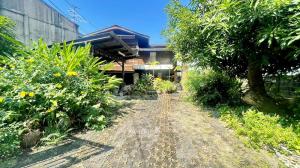 For SaleHouseChiang Mai : Land for sale with a two-storey old wooden house located in the Inner Moat, Chiang Mai