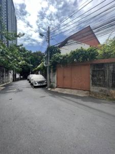 For SaleHouseSilom, Saladaeng, Bangrak : House for sale (Soi Naret, opposite Bang Rak Police Station) 99 square meters, 5 bedrooms, 3 bathrooms, pleasant, shady atmosphere.