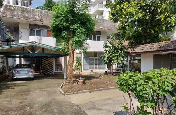 For SaleHouseSukhumvit, Asoke, Thonglor : 🔥 You can't find anything cheaper than this!!! 🔥 #Very cheap price, land with house, Ekamai Soi 10, Intersection 2 #Golden location (focus on selling land)