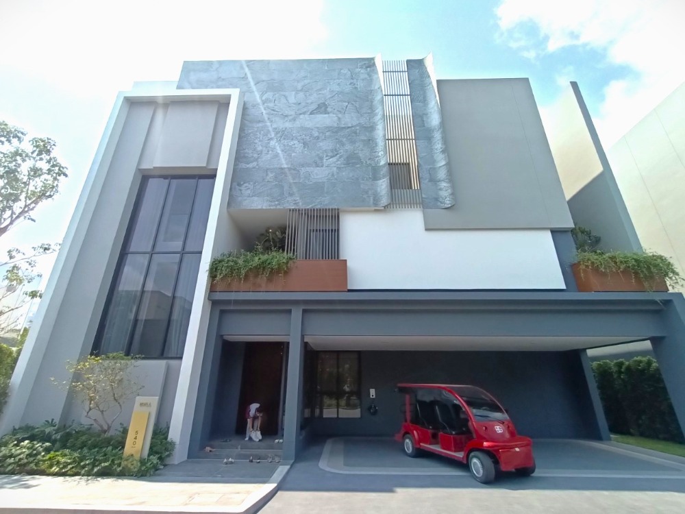 For SaleHousePattanakan, Srinakarin : BuGaan Krungthep Kreetha : Three-story single-detached house in the Rama 9