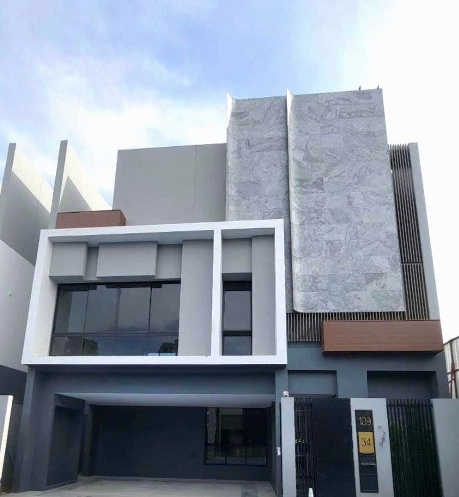 For RentHousePattanakan, Srinakarin : BuGaan Krungthep Kreetha : Three-story single-detached house in the Rama 9