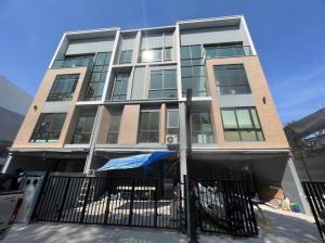 For SaleTownhousePattanakan, Srinakarin : Three-and-a-half-story townhome located near The Nine Rama 9.
