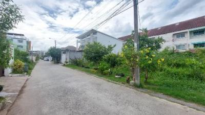 For SaleLandLadkrabang, Suwannaphum Airport : Land for sale No need to pay common fees Srinakarin 45 Prawet 78 sq m, distance 1.2 km. to the BTS station. Srinakarin Soi 38